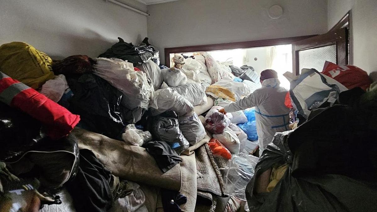 Bursa'da ��p ev vakas�: 4 kamyon at�k ��kt�