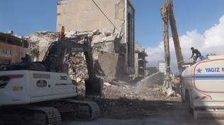 Hasarl� binan�n y�k�m an� kamerada: Son darbeyle yerle bir oldu