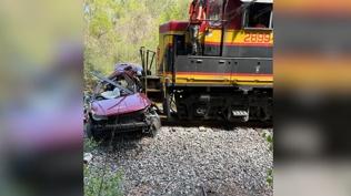 Hemzemin ge�itte tren minib�se �arpt�: 5 �l�