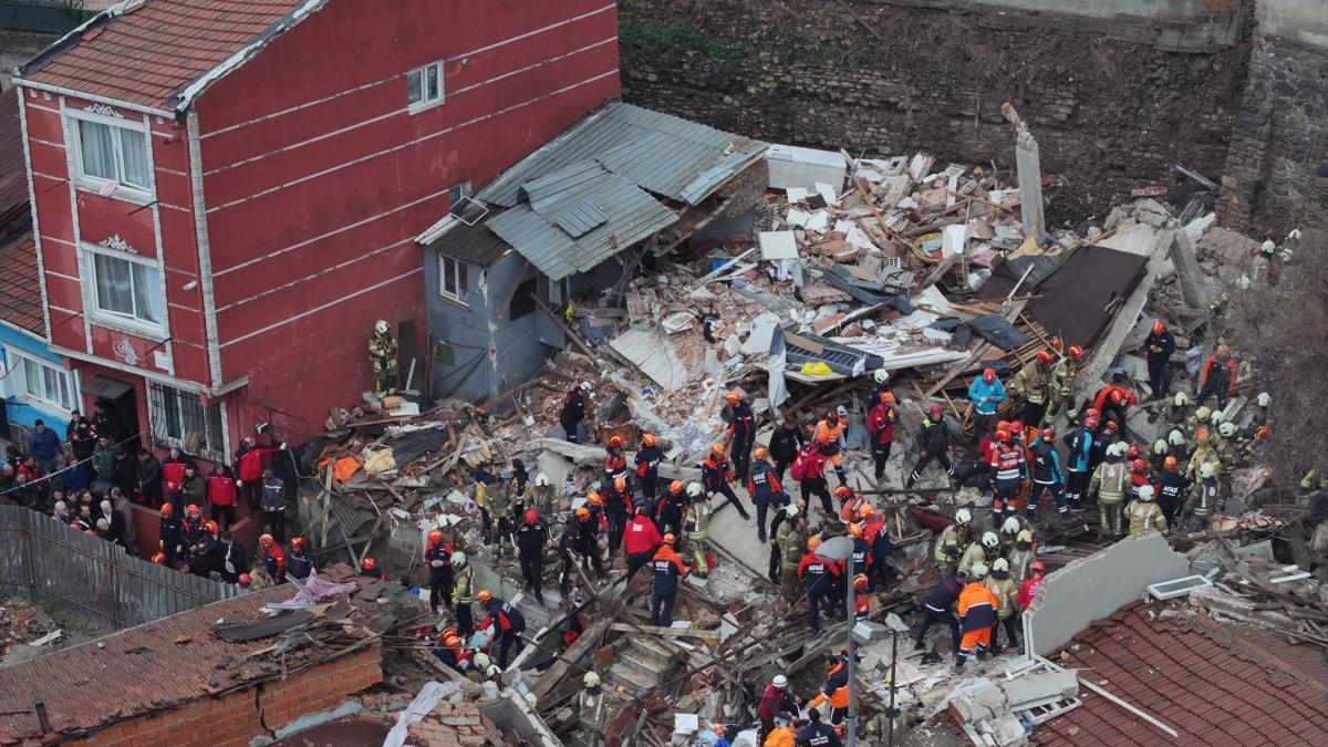 Patlama sonucu 2 bina ��km��t�: �ki yaral� daha taburcu oldu