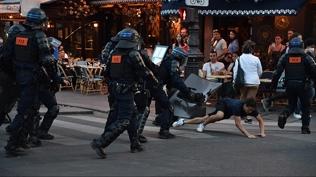 Polis k�pe�i sald�r�s� Lyon sokaklar�n� kar��t�rd�: 12 g�zalt�