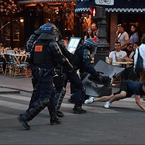 Polis k�pe�i sald�r�s� Lyon sokaklar�n� kar��t�rd�: 12 g�zalt�