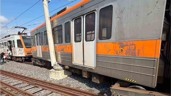 Adana'da metro kazas�... Vagon raydan ��kt�