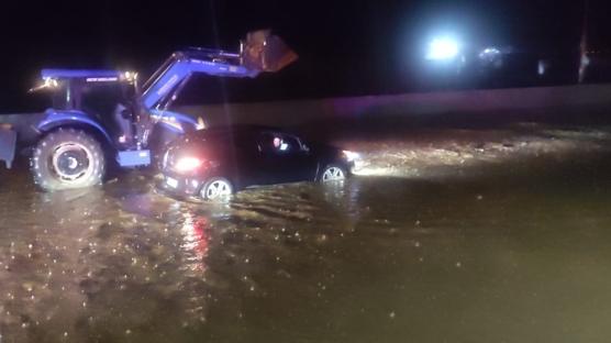 İzmir Ödemiş'te araçlar suya gömüldü