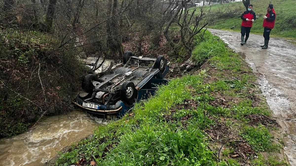 Bal�kesir'de dereye devrilen otomobilin yak�n�nda ceset bulundu
