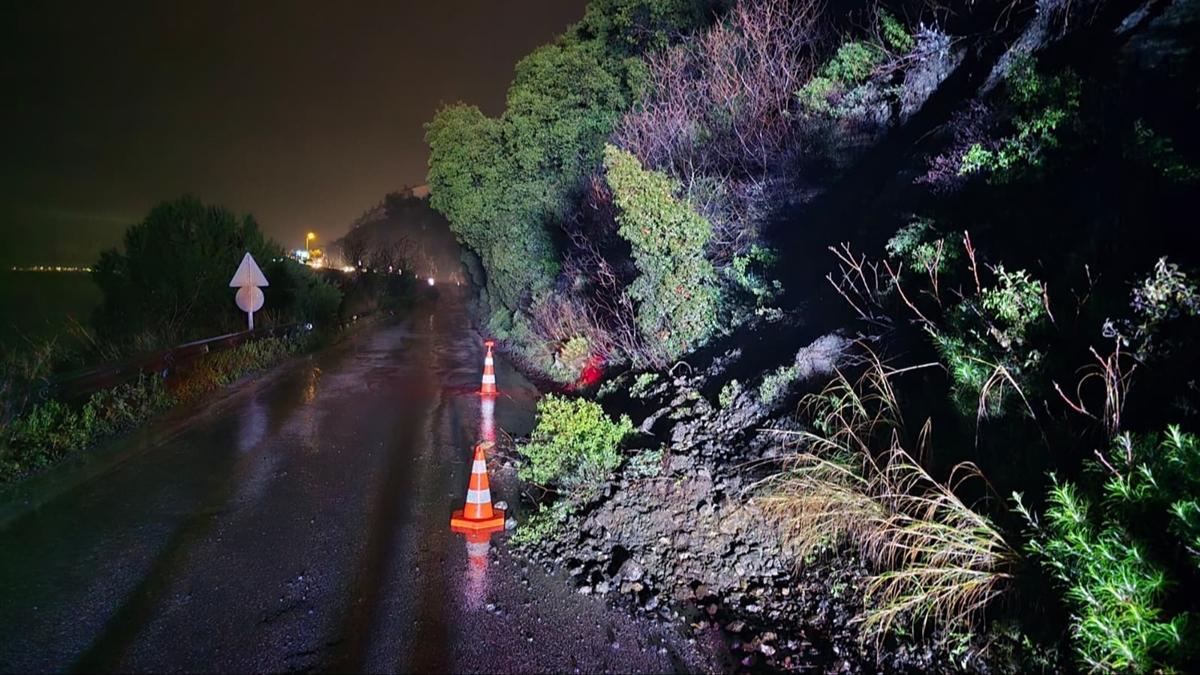 Bursa'da toprak kaymas� nedeniyle kapanan sahil yolu ekiplerin �al��mas�yla ula��ma a��ld�