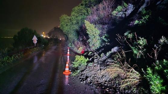 Bursa'da toprak kaymas� nedeniyle kapanan sahil yolu ekiplerin �al��mas�yla ula��ma a��ld�