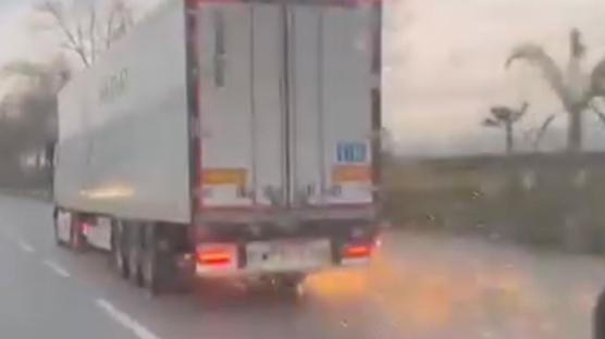 Dire�i devirdi, lasti�i patlad�: TIR olay yerinden ka�t�