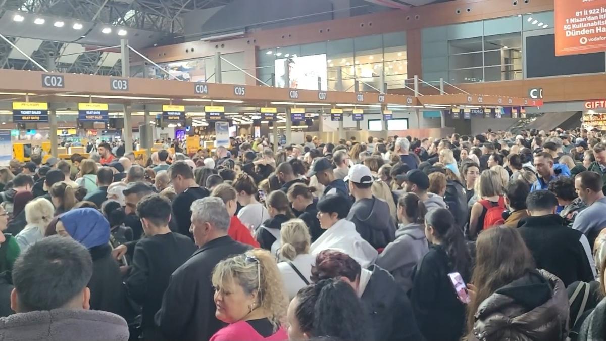 Hava muhalefeti u�u�lar� aksatt�: Sabiha G�k�en Havaliman�nda uzun bekleyi�