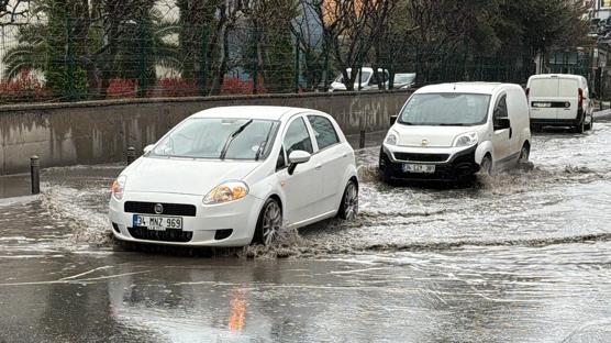 Yollar göle döndü