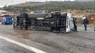 İzmir'de futbolcuları taşıyan midibüs devrildi: 4 sporcu yaralı