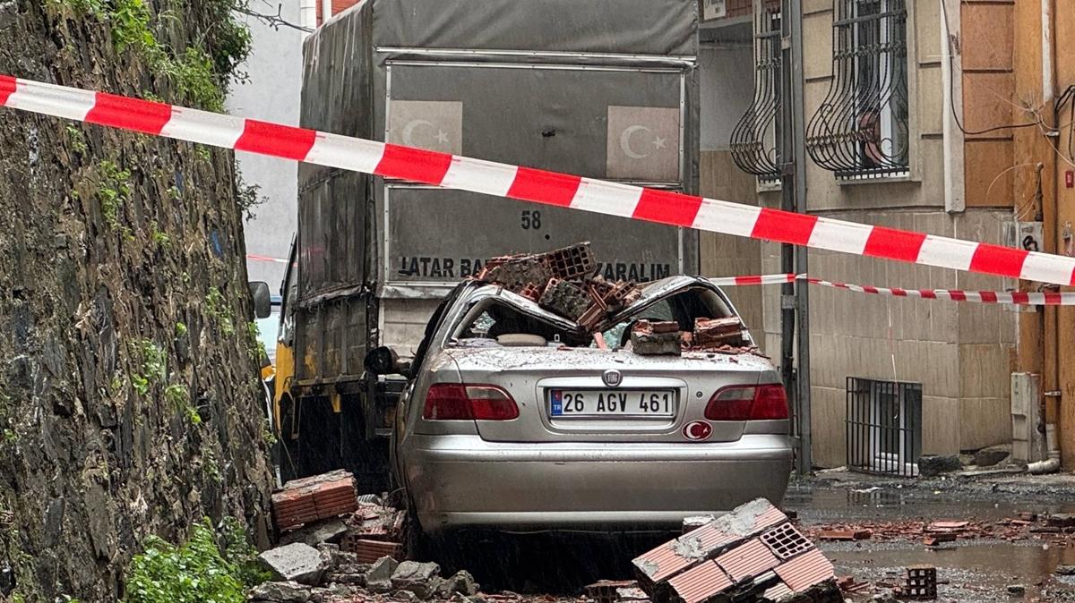 Ka��thane'de bir k�sm� y�k�lan bah�e duvar� ara�ta hasara yol a�t�