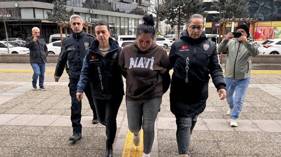 Annesinin erkek arkadaşını bıçakladı: Polis yaralandı