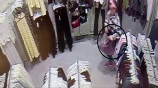 �ocu�unun yan�nda utanmad�: Ne bulduysa �antas�na att�