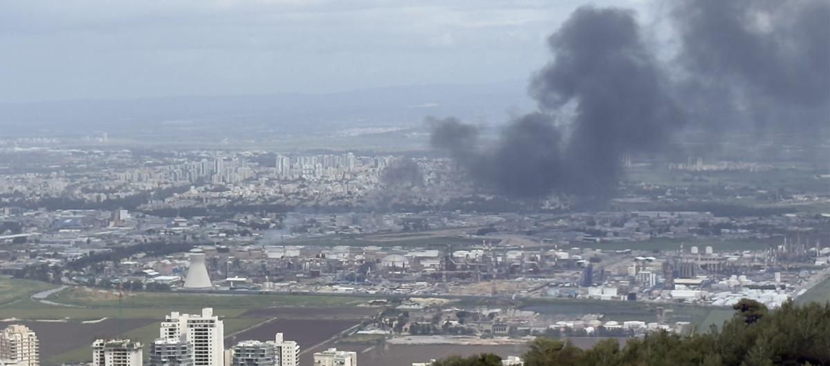 �srail'e e� zamanl� misilleme! Hayfa'daki petrol rafinerisinden dumanlar y�kseliyor