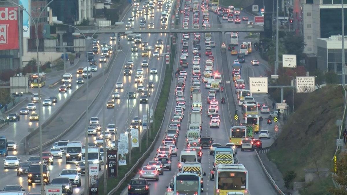 �stanbul'da trafik �ilesi bitmiyor: Yo�unluk y�zde 80'i a�t�