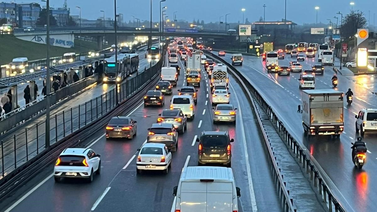 İstanbul'da yağış ve mesai çıkışı trafiği felç etti: Yoğunluk yüzde 78'e ulaştı