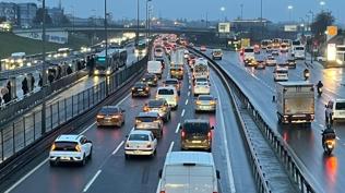 �stanbul'da ya��� ve mesai ��k��� trafi�i fel� etti: Yo�unluk y�zde 78'e ula�t�