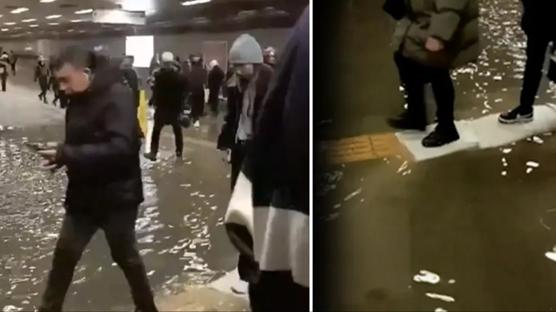 Metroyu su bastı, vatandaşlar yürümekte zorlandı