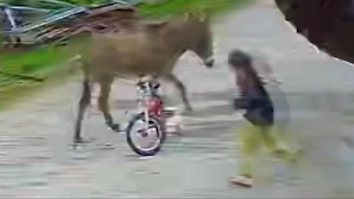 5 ya��ndaki �ocu�u tekmeleyerek �s�rd�