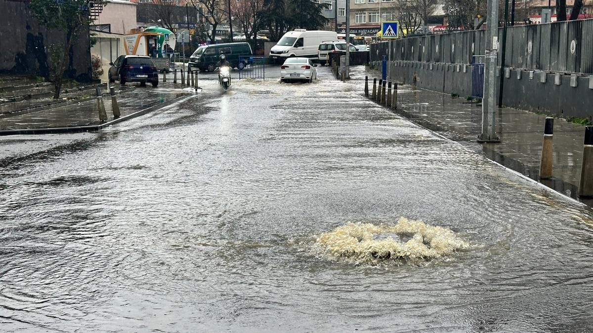 Sağanaktan rögar taştı! Esnaf İSKİ'ye isyan etti: Her yağmurda böyle oluyor