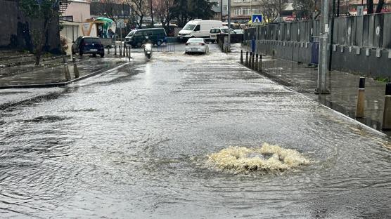 Sağanaktan rögar taştı! Esnaf İSKİ'ye isyan etti: Her yağmurda böyle oluyor