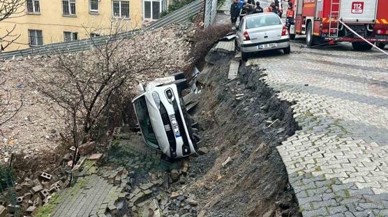 Üsküdar'da yol çöktü: Otomobil çukura düştü