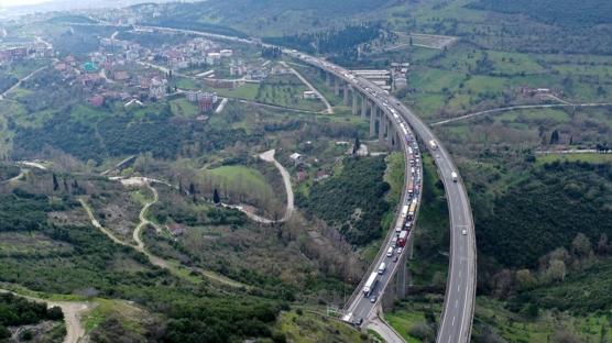 Anadolu Otoyolu'nda zincirleme kaza: 4 ara� birbirine girdi, ula��m fel�