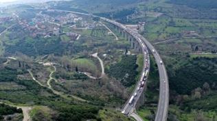 Anadolu Otoyolu'nda zincirleme kaza: 4 ara� birbirine girdi, ula��m fel�