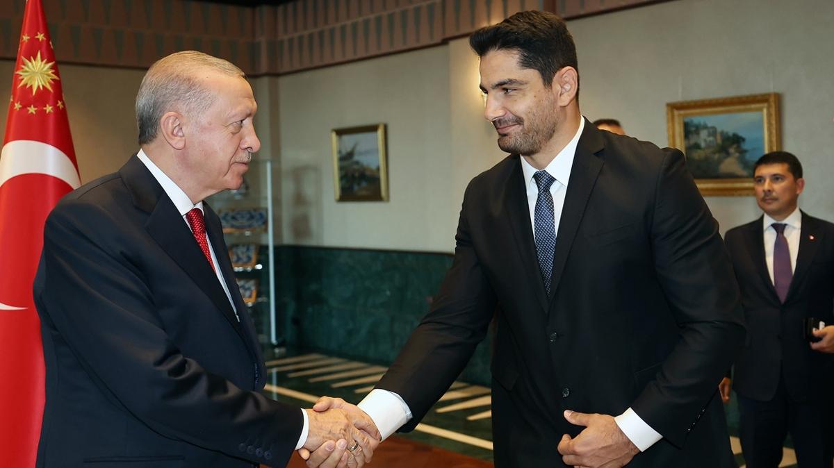 Cumhurba�kan� Erdo�an, T�rkiye G�re� Federasyonu Ba�kan� Akg�l'� kabul etti