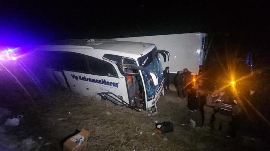 Erzincan'da bariyerlere �arpan yolcu otob�s�nde hasar olu�tu