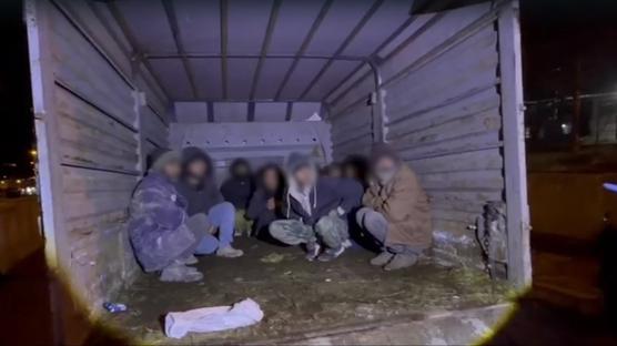 G��men ka�ak��l���na ge�it yok: Kamyonet kasas�nda yakaland�lar