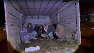 Göçmen kaçakçılığına geçit yok: Kamyonet kasasında yakalandılar