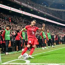 Hakan �alhano�lu tarihe ge�ti!