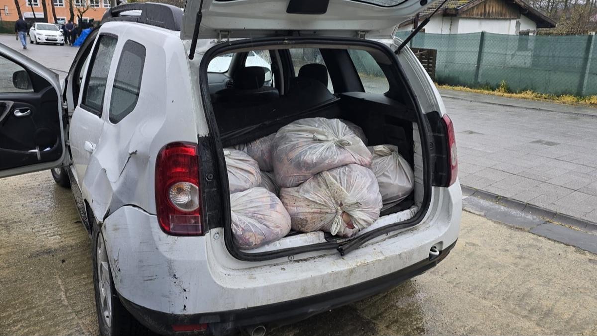 �stanbul'da piyasaya s�r�lmek �zere haz�rlanan 306 kilogram at eti ele ge�irildi