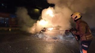 Korkutan yang�n: Alevler motosikletten otomobile s��rad�