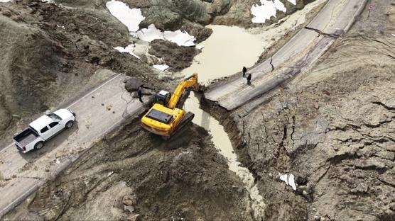 Bingöl'de heyelan paniği: Köy yolunda çökme yaşandı