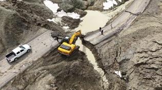 K�y yolunda heyelan pani�i: Yolda ��kme ya�and�