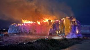 Osmaniye'de korkutan yangın: Kağıt fabrikası alevlere teslim oldu