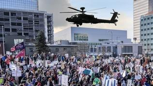 Protestocular�n �zerinde 'Apache' u�u�u