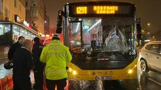 �sk�dar'da �ETT otob�s� yayaya �arpt�: Kaza an� g�venlik kameras�nda