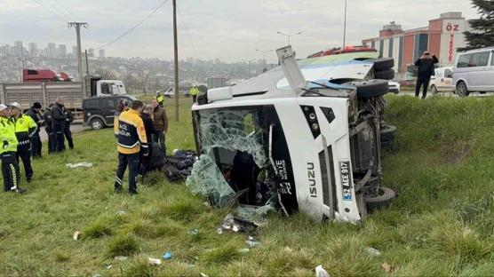 Yarışmadan dönen öğrencileri taşıyan midibüs şarampole devrildi: 11 yaralı