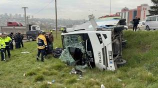 Yar��madan d�nen ��rencileri ta��yan midib�s �arampole devrildi: 15 yaral�