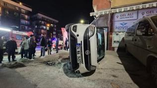 4 araca �arparak durabildi: Devrilen ara�ta yaral�lar var