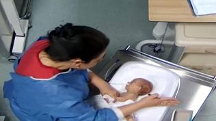 5 ayl�k bebe�e i�kence etmi�ti: Cani hem�irenin savunmas� pes dedirtti