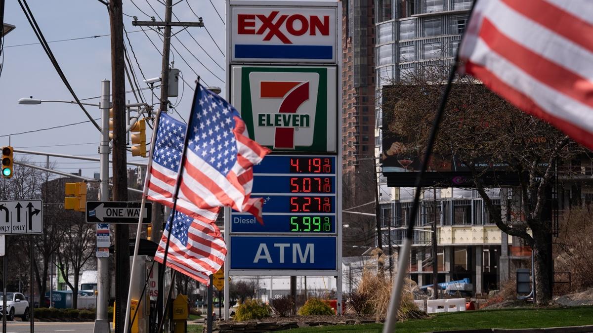 ABD'de petrol krizi b�y�yor: Akaryak�t fiyatlar� 4 dolar� a�arak rekora ko�tu