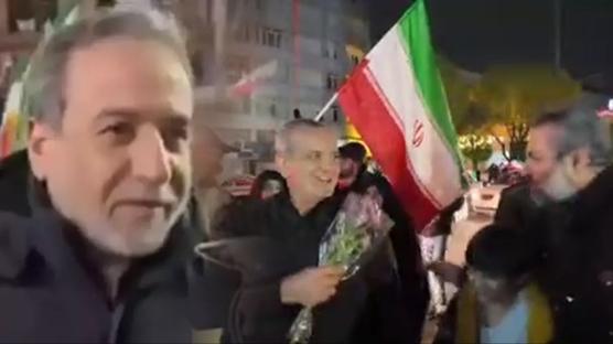 �ki isim Tahran'da soka�a ��kt�