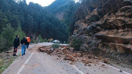 Adana yolunda heyelan: �ift y�nl� ula��ma kapat�ld�