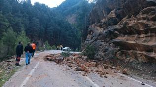 Adana yolunda heyelan: �ift y�nl� ula��ma kapat�ld�