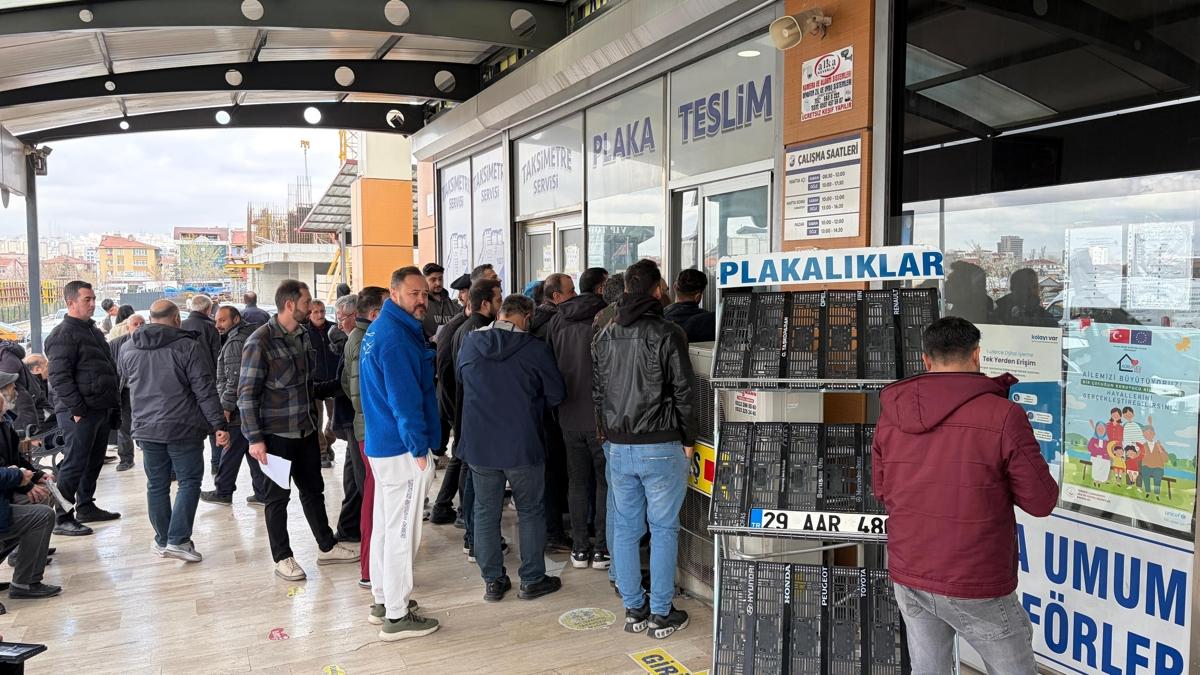 Ankara'da APP plaka yo�unlu�u: Kuyruklar kap�ya dayand�